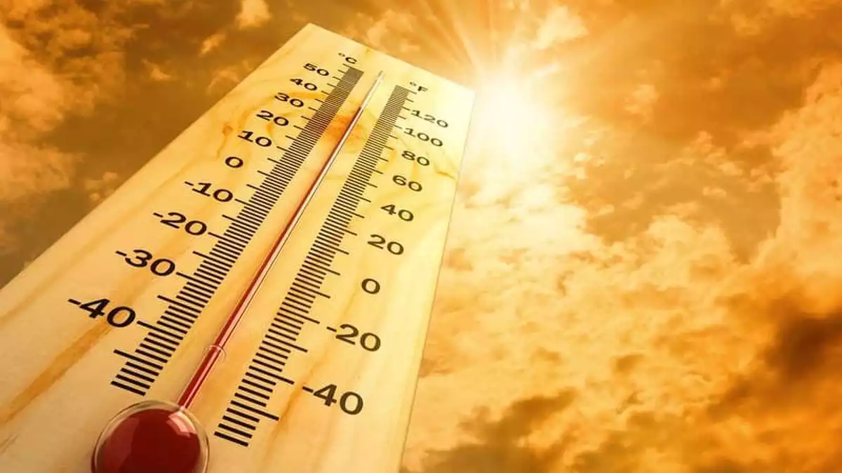 Imatge d'un termòmetre molt amunt per la calor