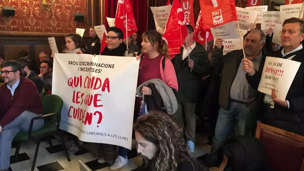 Protesta de les treballadores subrogades de les llars d'infants de Tarragona al consell plenari del mes de desembre