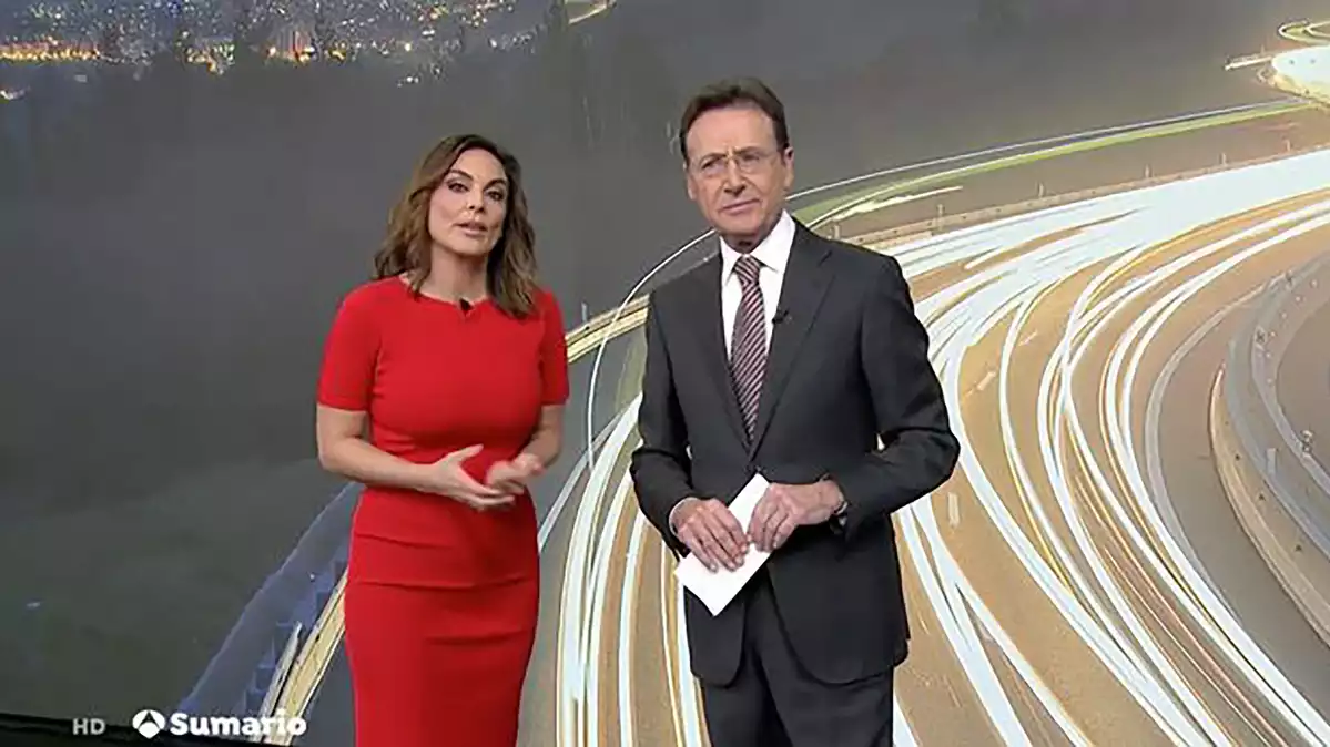 Mónica Carrillo i Matías Prats presentant l'informatiu del vespre a Antena 3