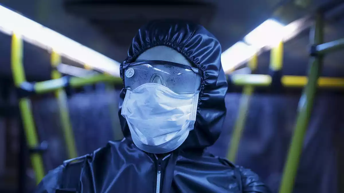 Una persona desinfectant un autobus pel coronavirus