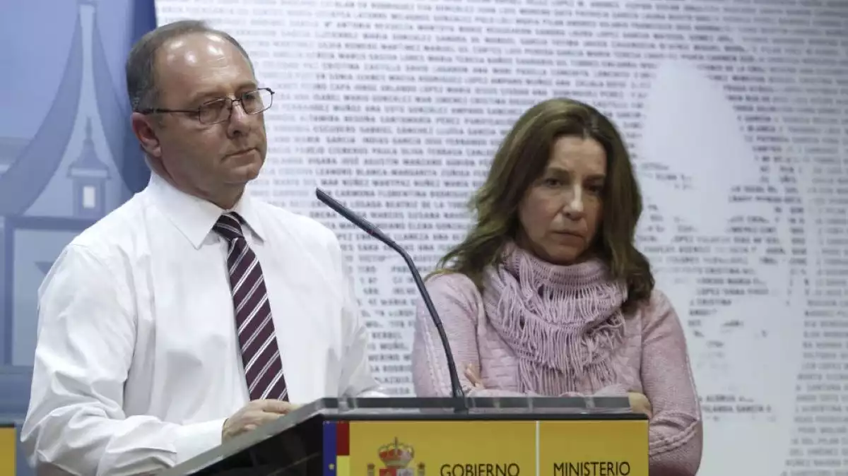 Los padres de Marta del Castillo atendiendo la prensa en el Ministerio de Justicia