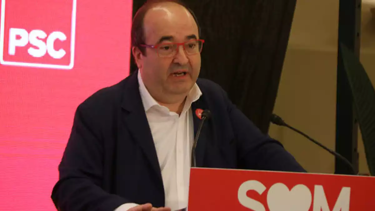 El líder del PSC, Miquel Iceta, durant un acte amb el logo del seu partit al darrere el 9 de febrer de 2020