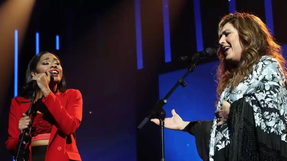 Nia i Estrella Morenta cantant 'Volver' a Operación Triunfo