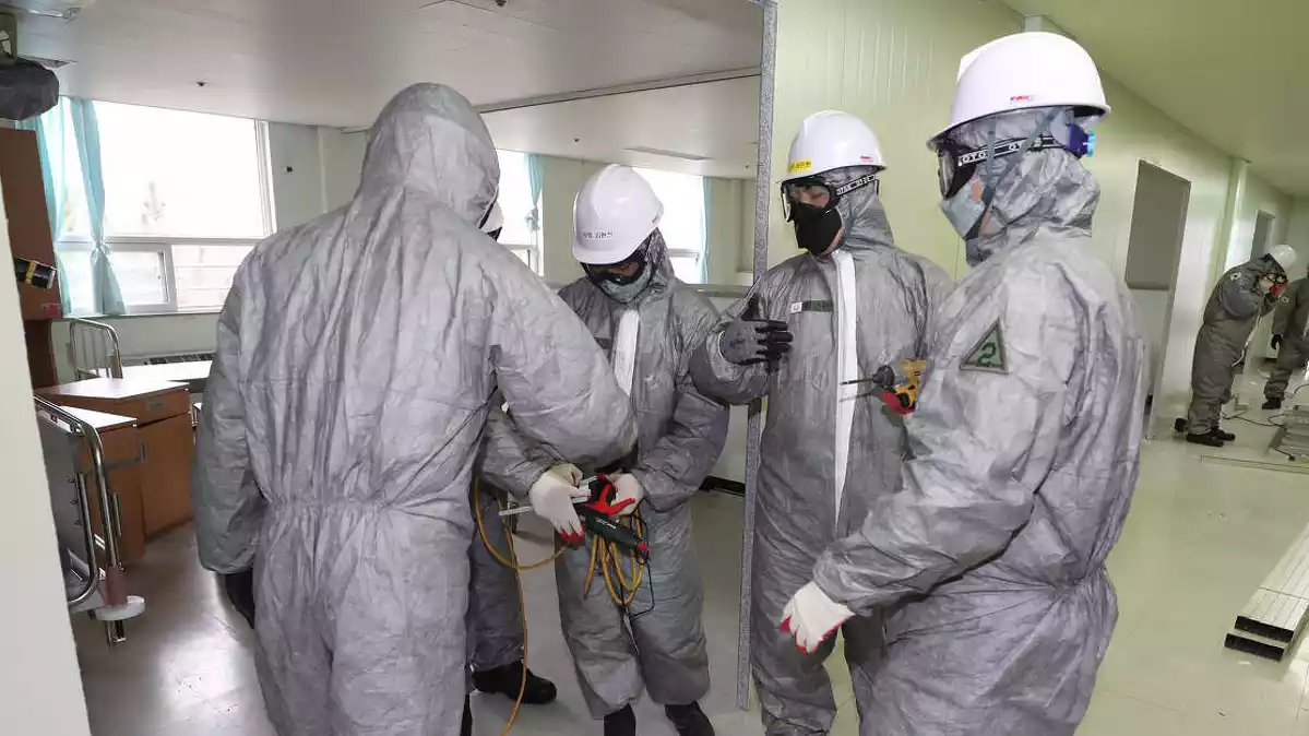 Treballadors preparats per rebre persones infectades de coronavirus en un hospital de Corea del Sud el 28 de febrer de 2020