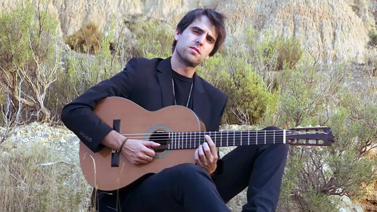Imatge promocional de Pau Figueras amb la guitarra.
