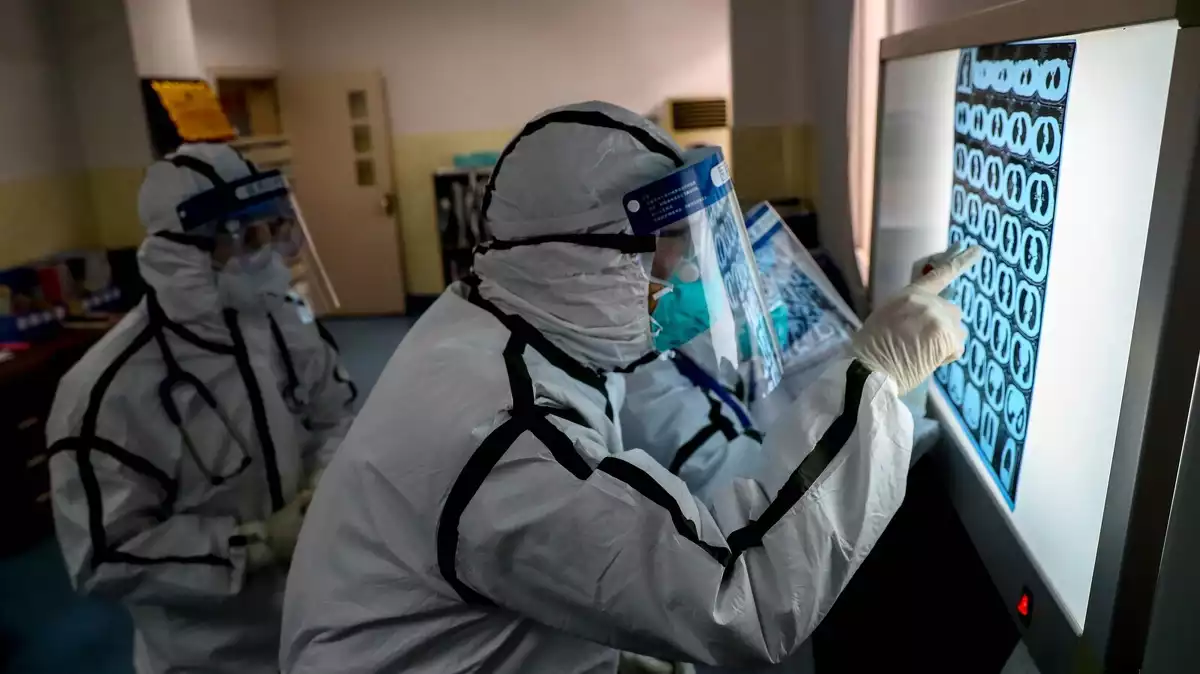 Personal sanitari estudiant el coronavirus a Wuhan, zona zero de l'epidèmia el 3 de gener de 2020