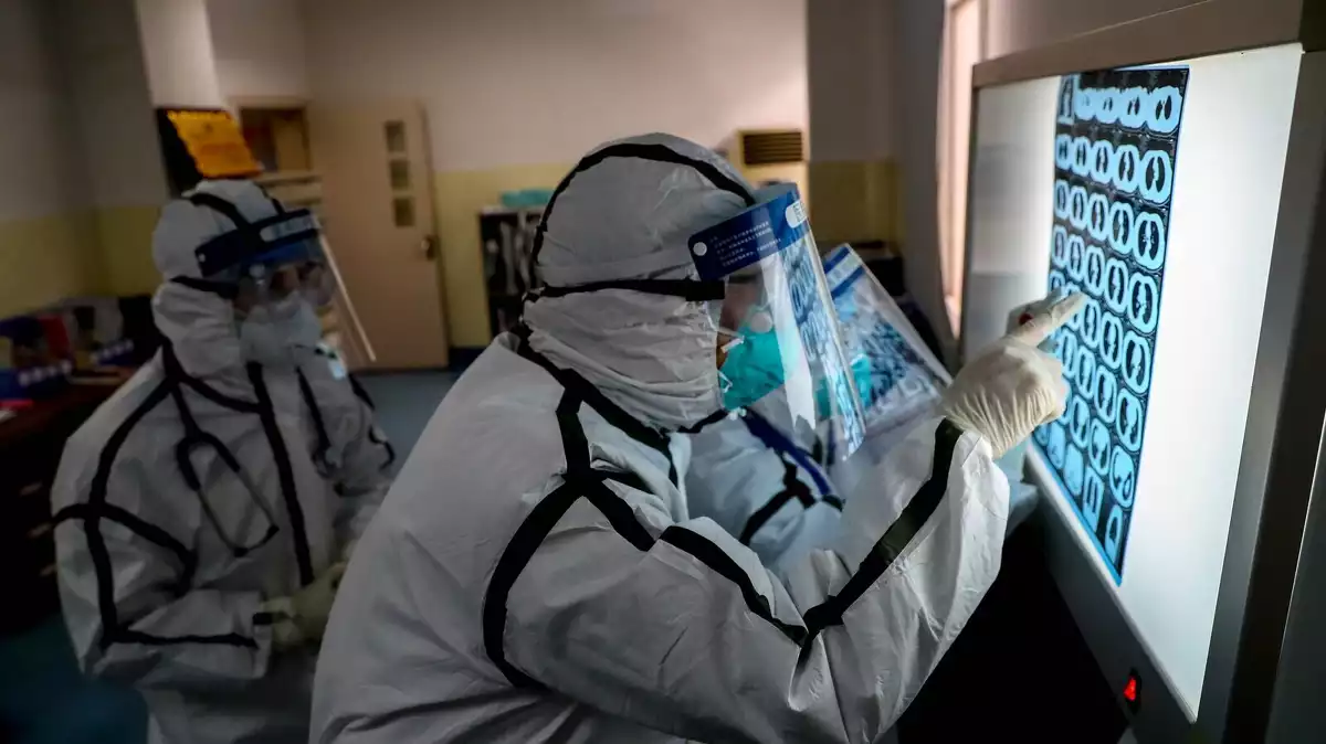 Personal sanitari estudiant el coronavirus a Wuhan, zona zero de l'epidèmia el 3 de gener de 2020