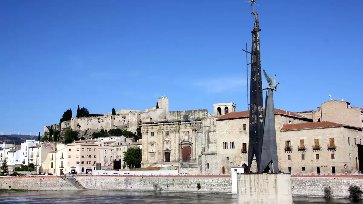 Pla general del monument franquista de Tortosa davant la façana de la Catedral