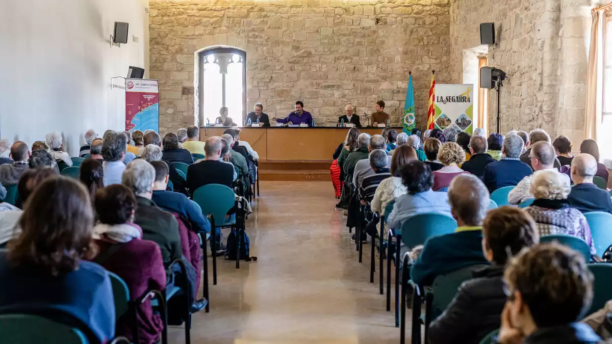 Sala del castell de Santa Coloma de Queralt plena de gent en una presentació.