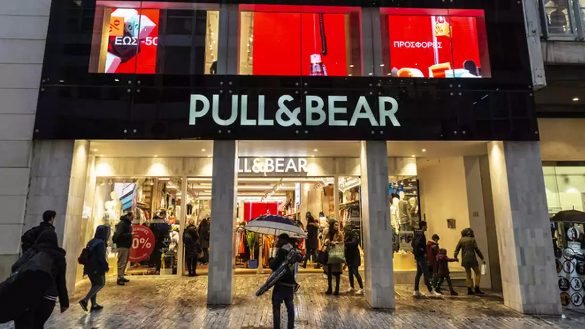 Exterior de una tienda Pull&Bear en Grecia, 2019