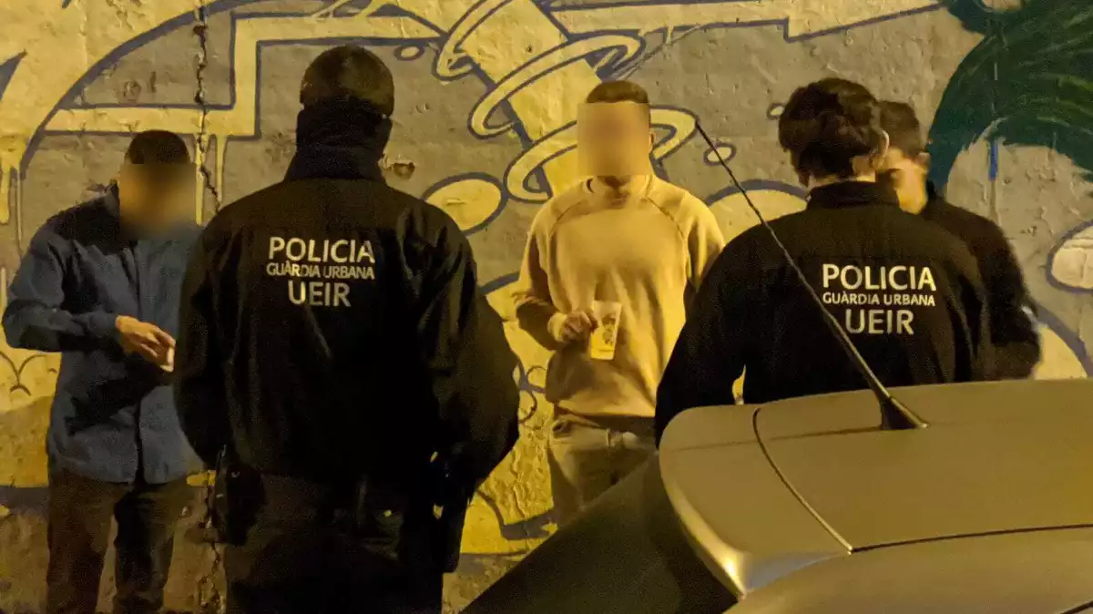 Dos policies d ela Guàrdia Urbana de Reus sorprenen tres joves amb alcohol a la via pública