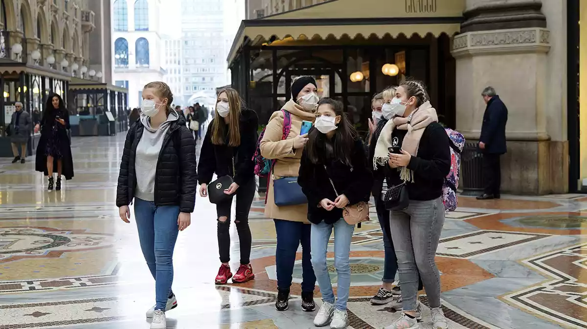 Grup de noies amb mascareta a la Galeria Vittorio Emanuele II de Milà