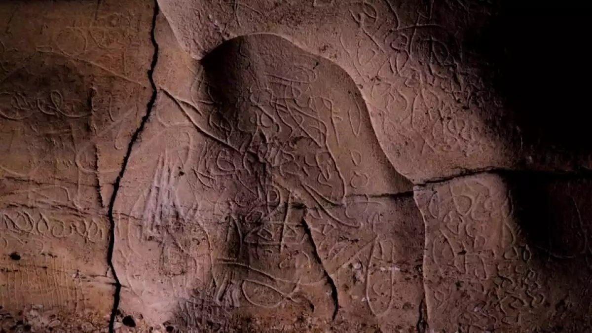 Imatge dels gravats rupestres a la Cova de la Font Major de l'Espluga de Francolí
