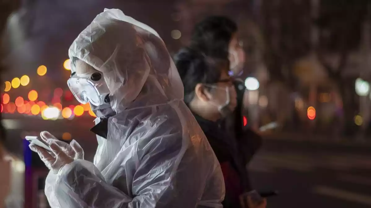 Una dona amb roba de protecció contra el coronavirus a Xangai el 26 de febrer de 2020