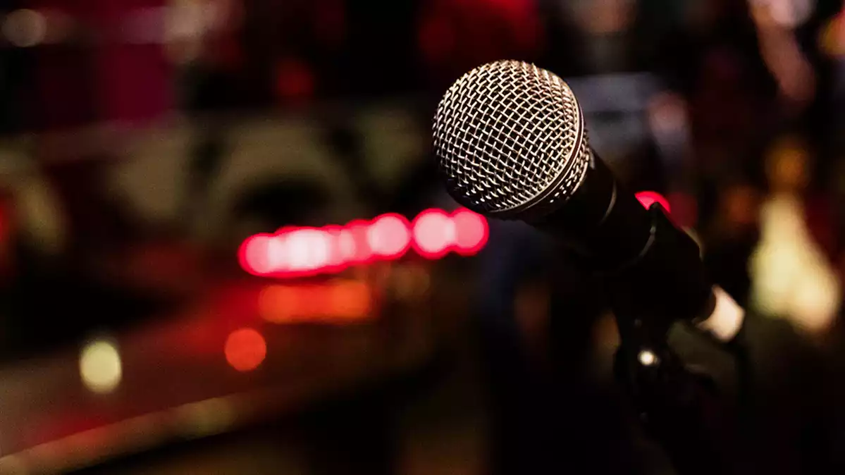 Un micròfon damunt un escenari en un concert de música