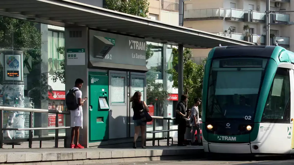 Un TRAM de Barcelona arribant a l'estació de Sardana