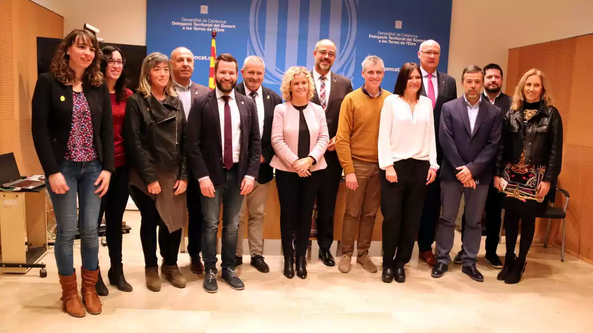 Foto de família del conseller d'Interior, Miquel Buch, amb els representants dels ajuntaments ebrencs