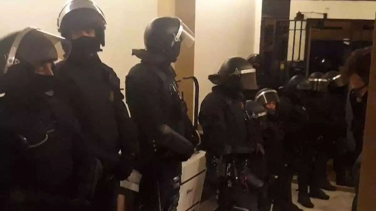 Els Mossos desallotjant el bloc Llavors de Barcelona el 3 de març de 2020