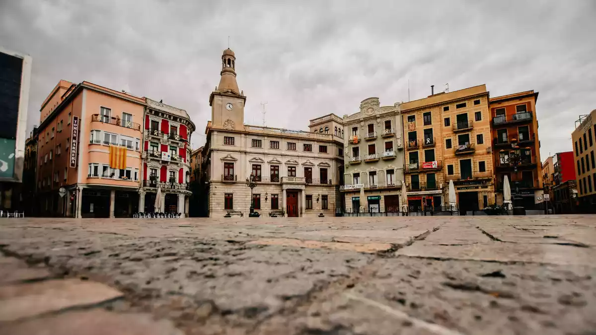 Plaça del Mercadal de Reus en primer pla, amb l'Ajuntament al fons