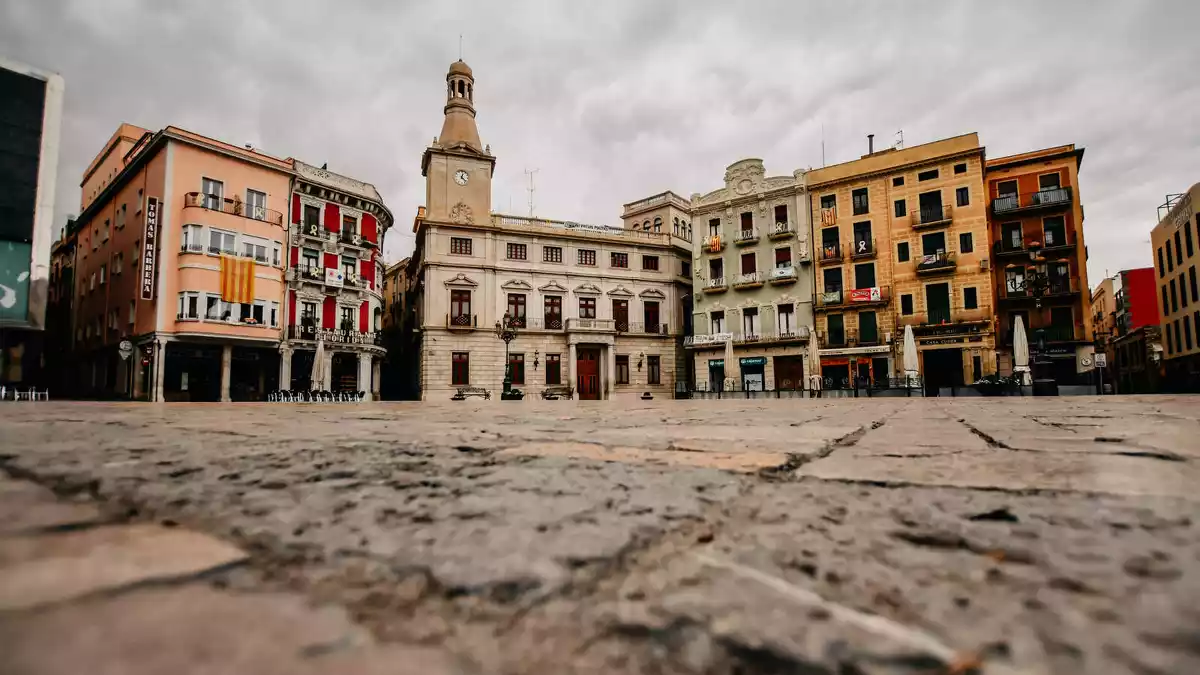 Plaça del Mercadal de Reus en primer pla, amb l'Ajuntament al fons