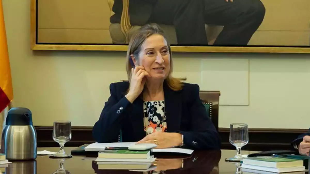 Ana Pastor, presidenta del Congrés, ha presentat el nou retrat de Felip VI