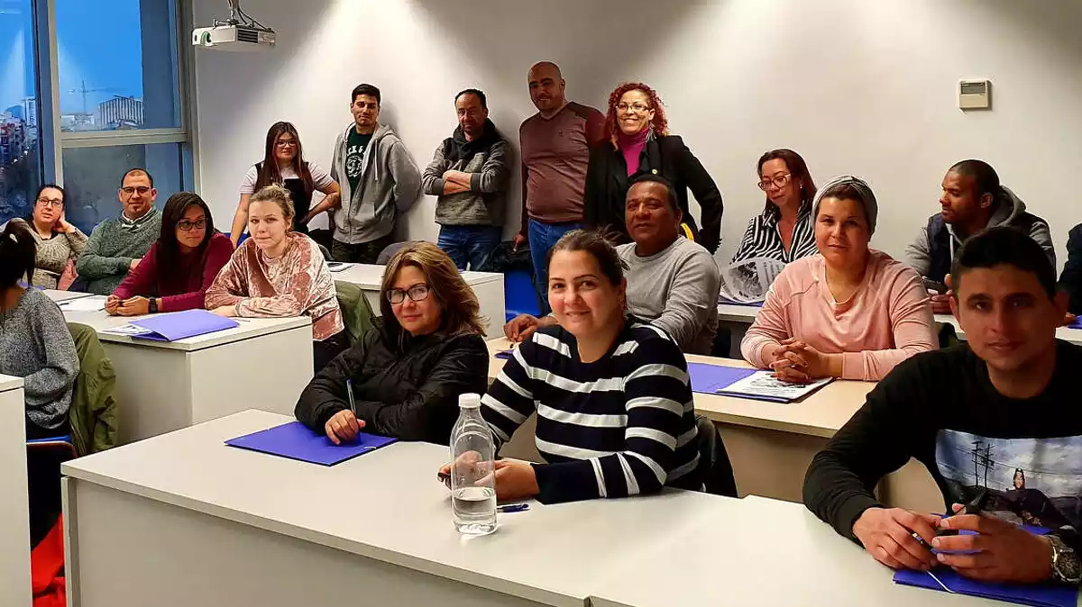 Els participants en el primer curs de coneixement de l'entorn per a persones nouvingudes a l'aula de l'Ateneu de Cambrils.