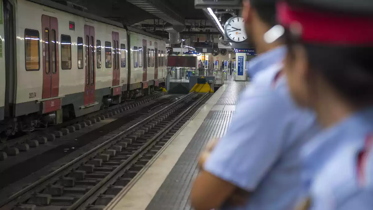 Mossos d'Esquadra vigilant les vies del metro