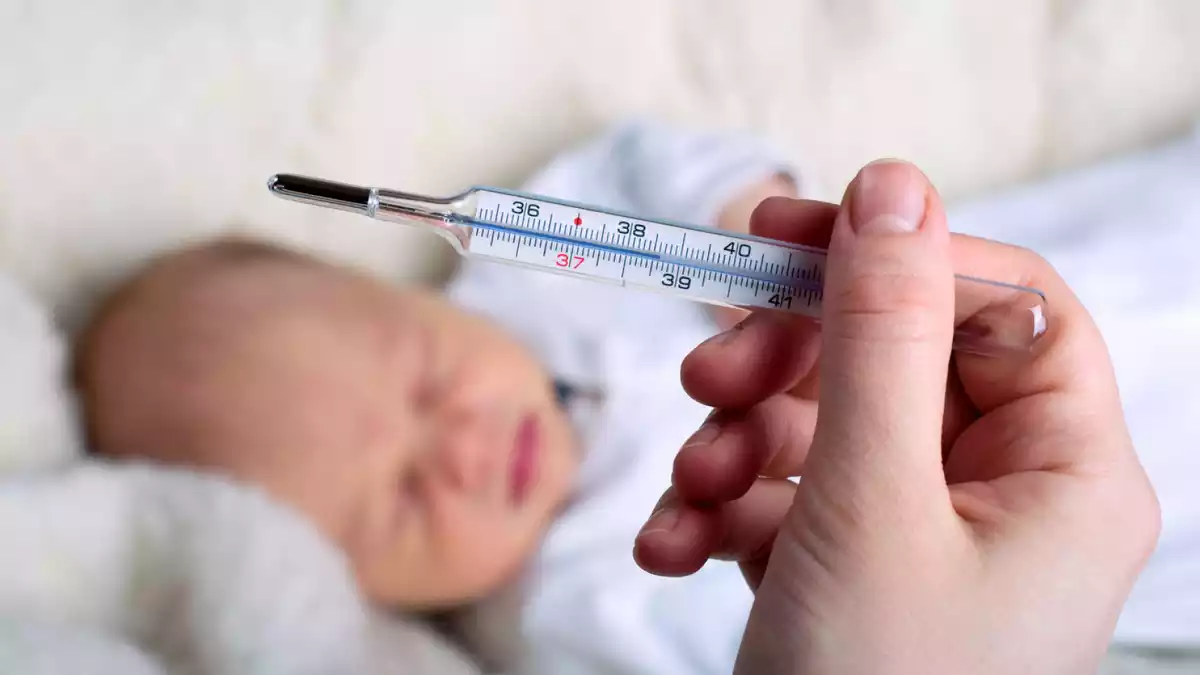 Bajar la fiebre al bebé: éste es el protocolo de actuación recomendado desde pediatría