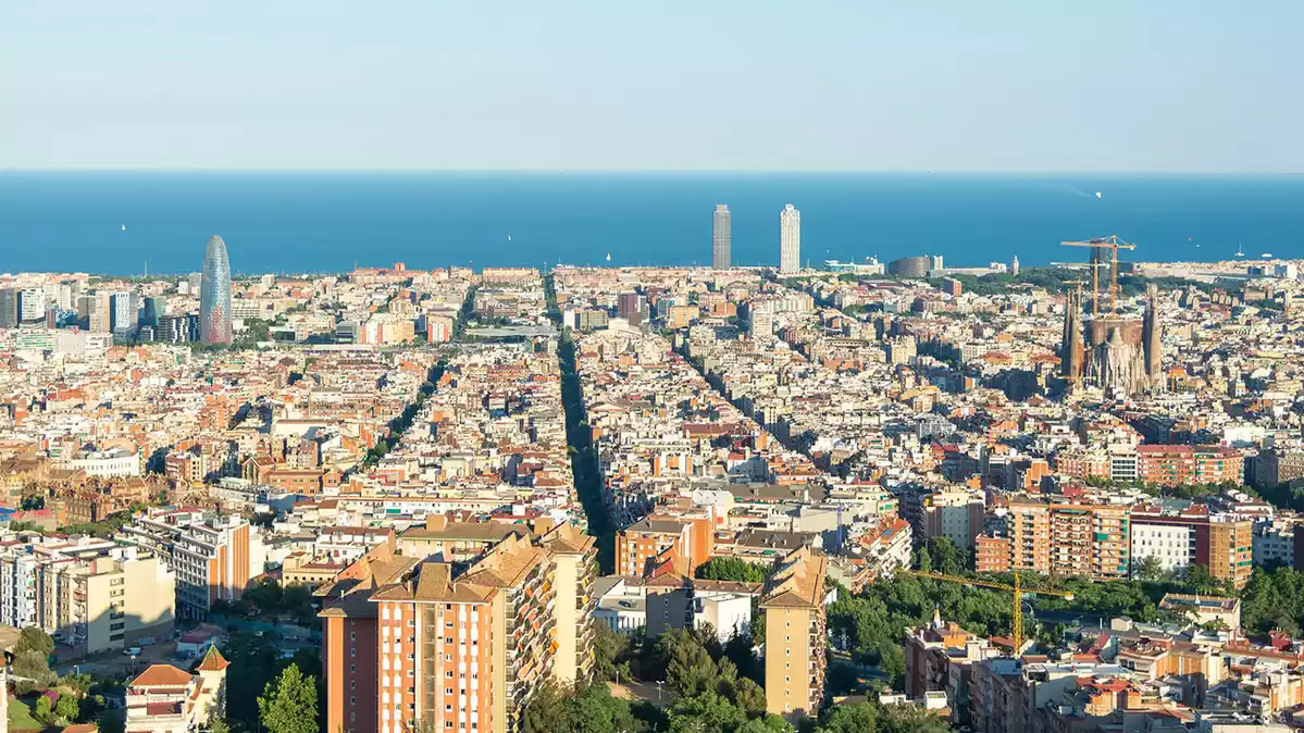 Vista panòramica de Barcelona amb el mar de fons