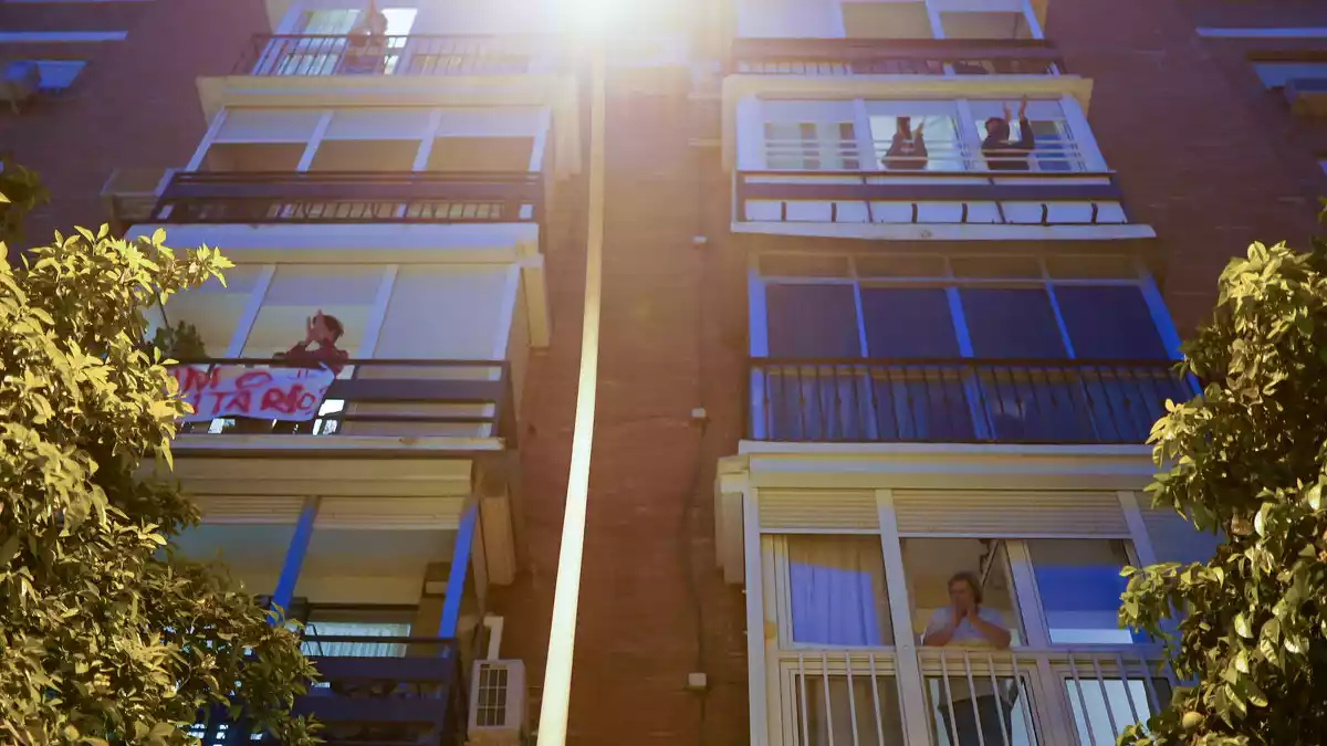 Veïns de Sevilla aplaudeixen des del balcó en honor als sanitaris que lluiten contra el coronavirus el 16 de març de 2020