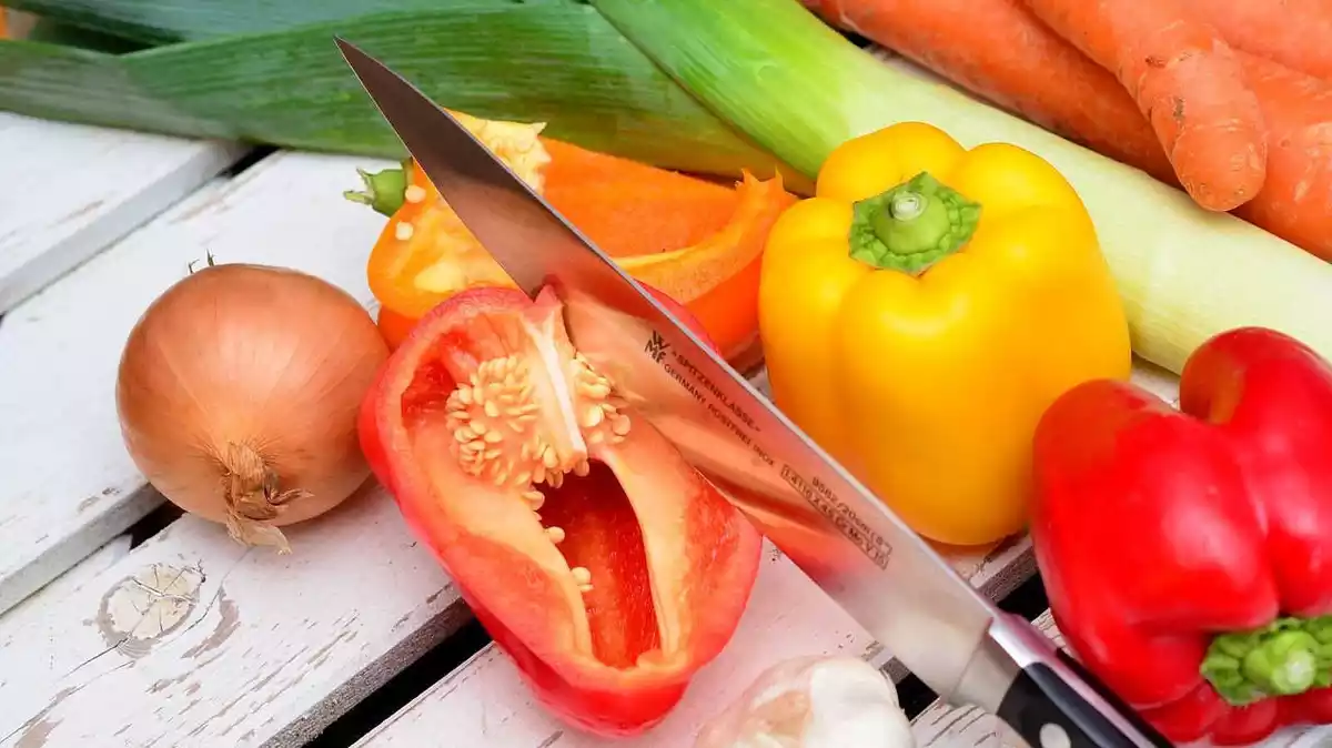 Diverses verdures i un ganivet per cuinar