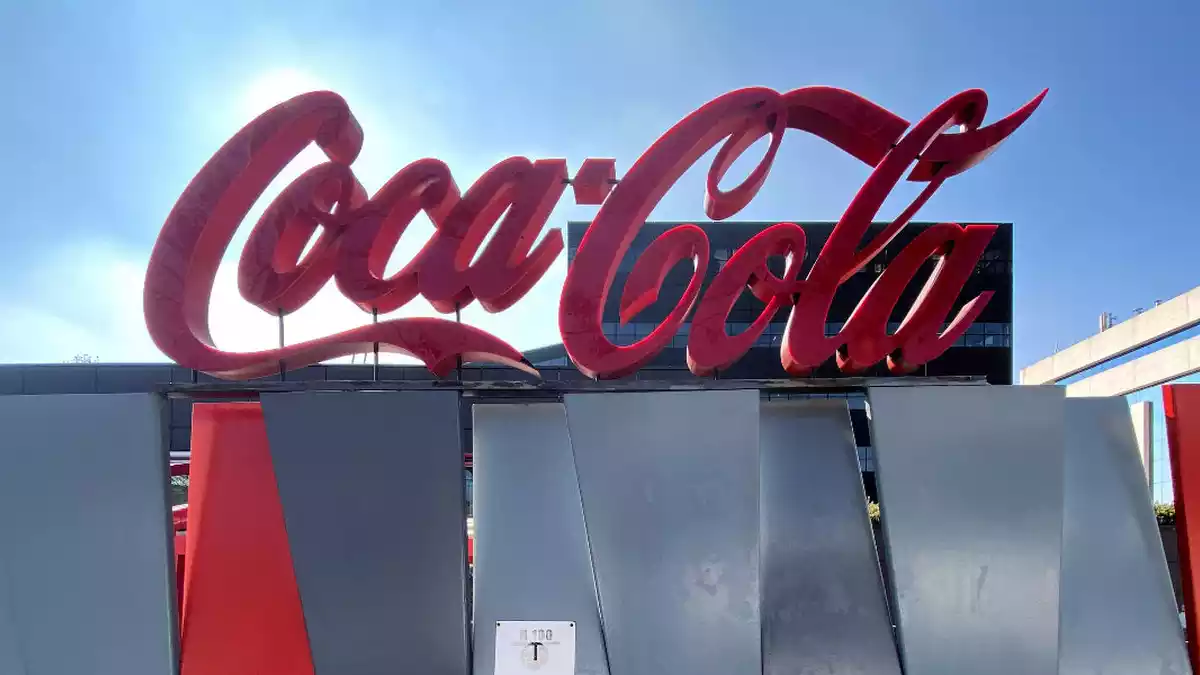 Logotip de Coca-Cola a les portes de la seva seu a Madrid el 14 de febrer del 2020