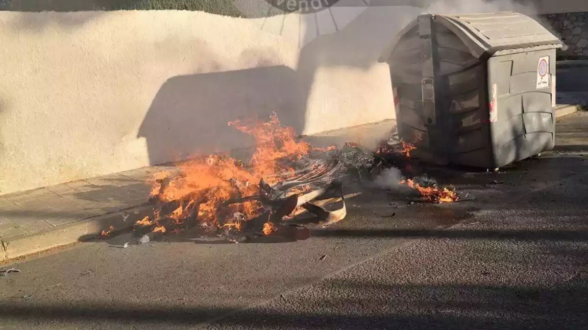 Un contenidor cremat al carrer Apel·les Mestres del Vendrell