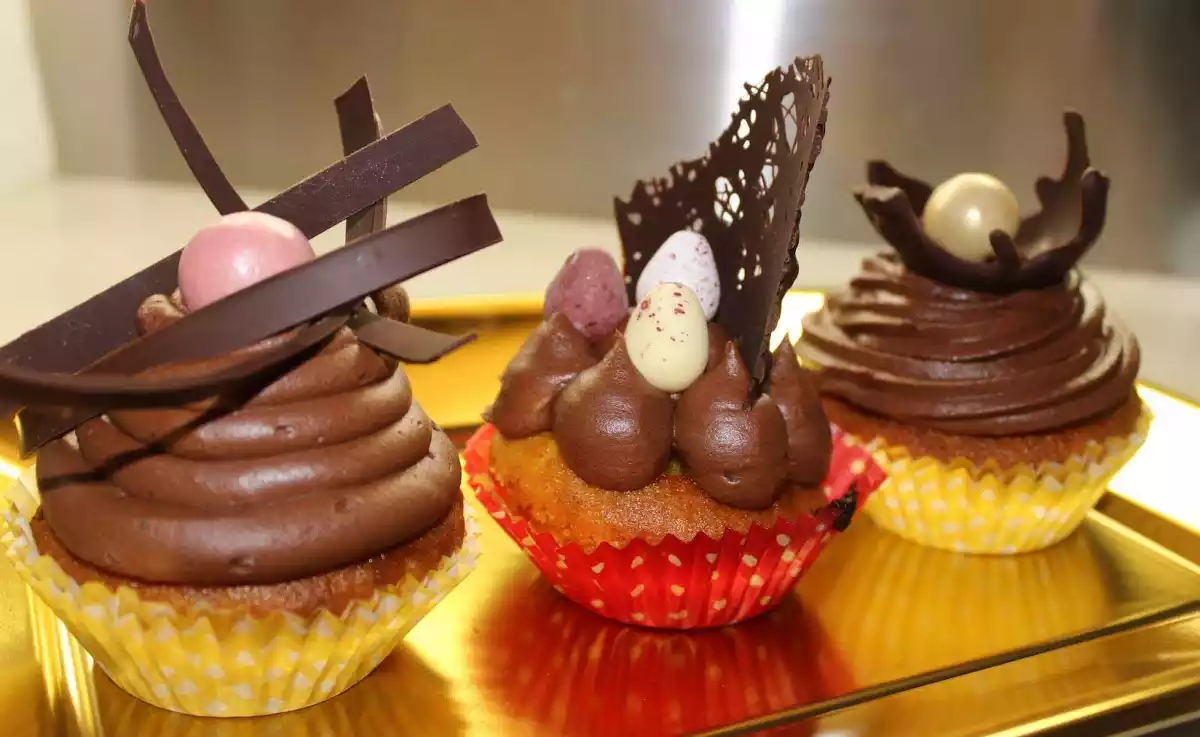 Imatge de tres cupcakes de xocolata