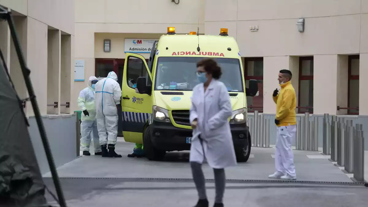 Personal sanitari de l’Hospital Gregorio Marañón de Madrid on s’està instal•lant un hospital de campanya (30-03-2020)
