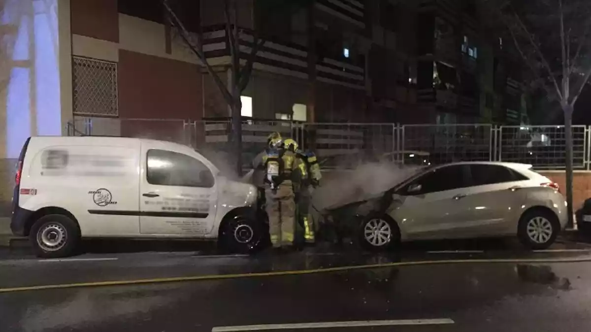 Els Bombers treballant en un incendi d'un cotxe i una furgoneta a la Riera Miró de Reus.