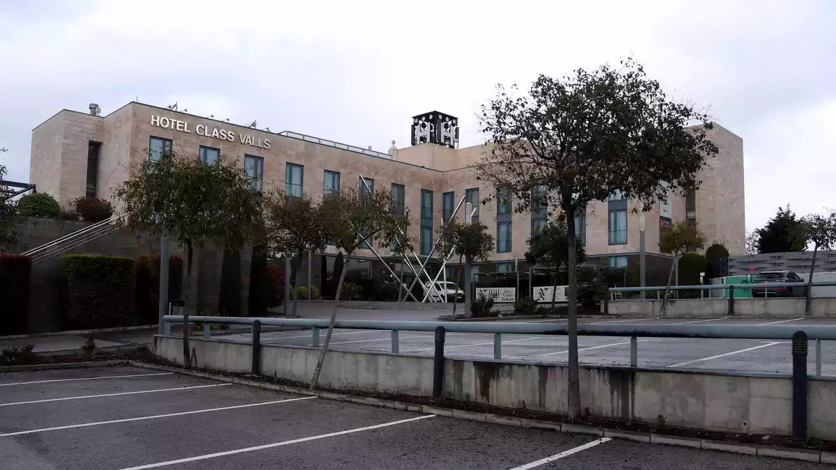 Pla obert de l'aparcament de l'hotel Class de Valls completament buit