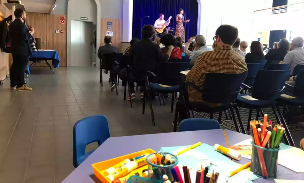 Imatge d'una actuació infantil al Teatret del Serrallo