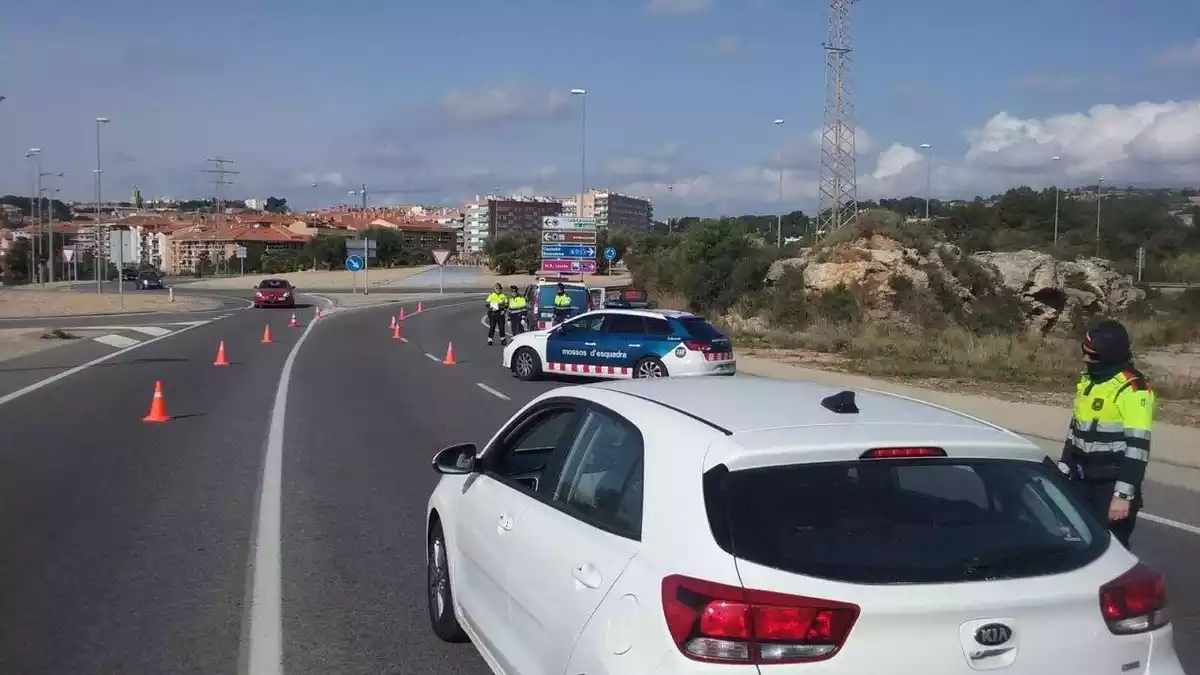 Imatge d'un control dels Mossos d'aquest divendres a l'N-340 a l'Arrabassada, a Tarragona