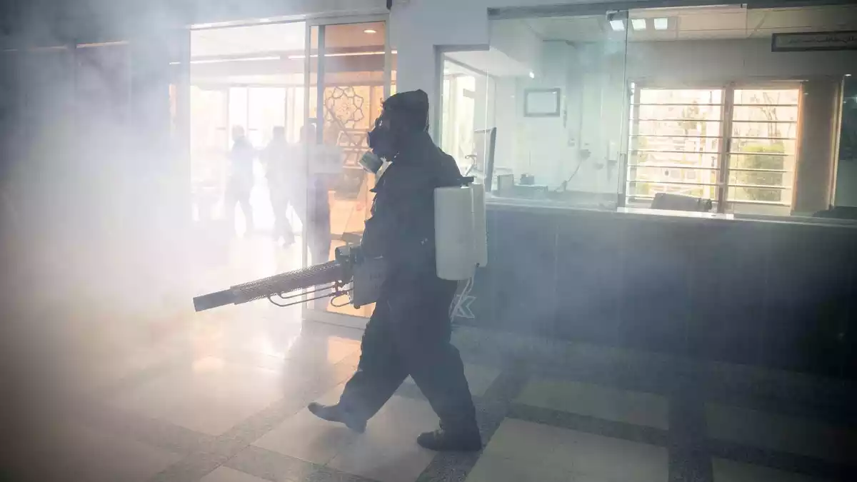 Un bomber desinfectant un edifici pel coronavirus a Teheran el 19 de març de 2020