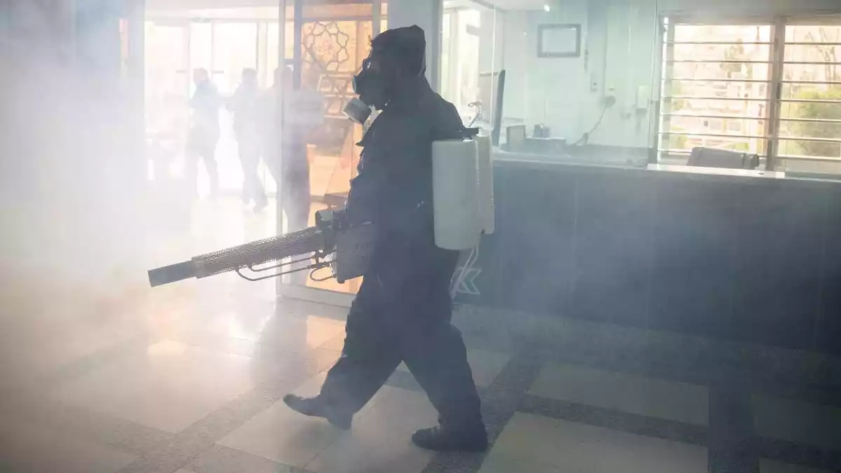 Un bomber desinfectant un edifici pel coronavirus a Teheran el 19 de març de 2020
