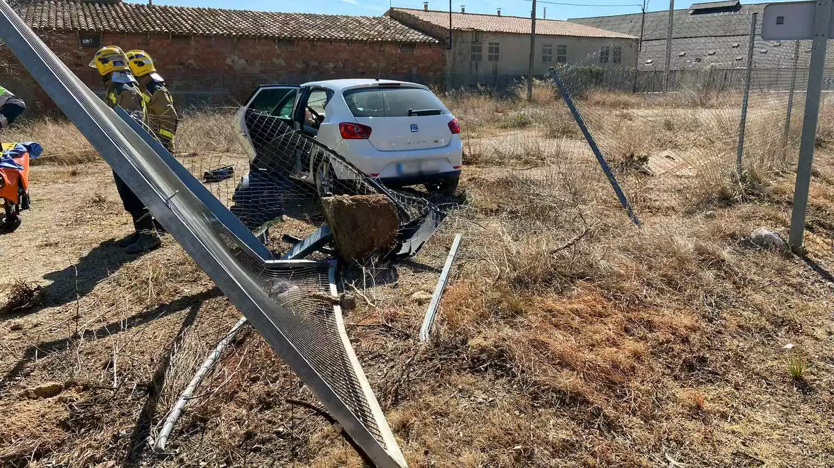 Imatge del cotxe accidentat davant de la Cooperativa Agrícola d'Alcover