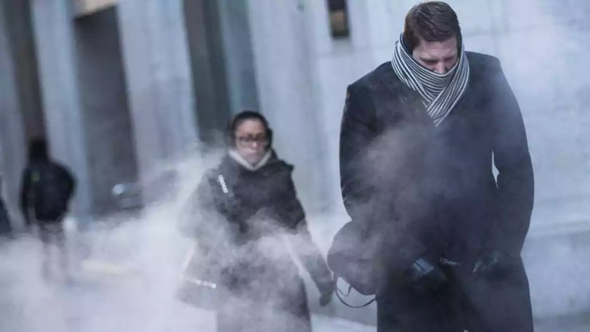 Imatge de gent passejant pel carrer amb molt fred
