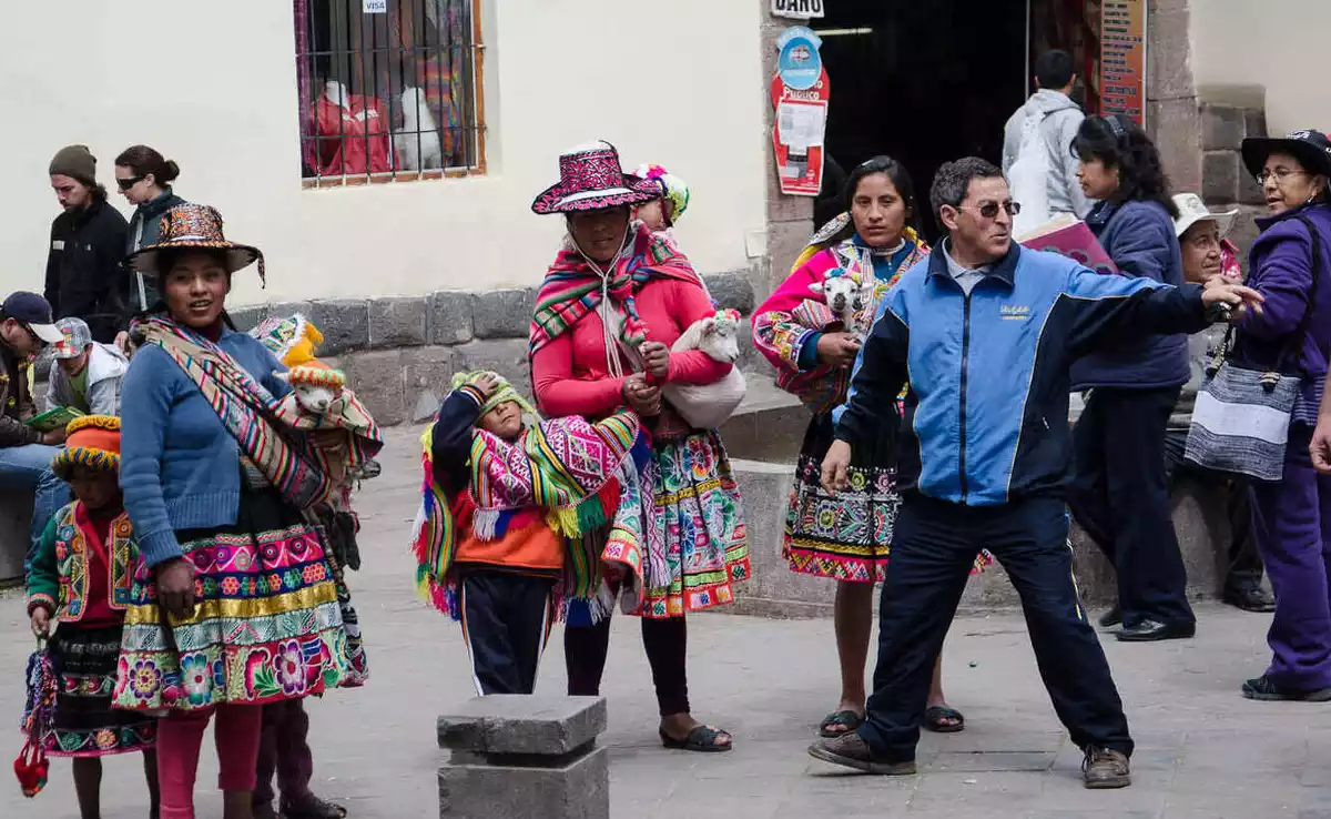 José Luis Vadillo i Xavier Canaleta, en una imatge amb dones peruanes.