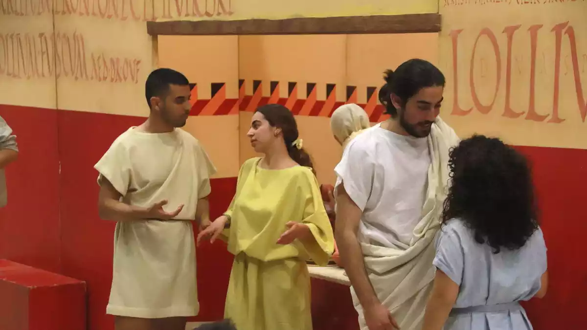 Pla mitjà de l'espectacle per Tarraco Viva creat pels alumnes de l'institut Vidal i Barraquer de Tarragona, amb joves vestits de romans, el 3 de març del 2020