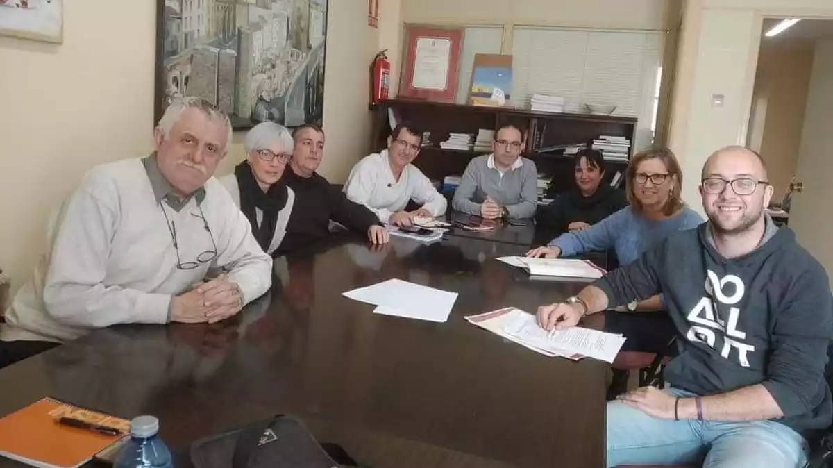 El regidor Hermán Pinedo junt amb els representants de les federacions d'associacions de veïns de Tarragona.