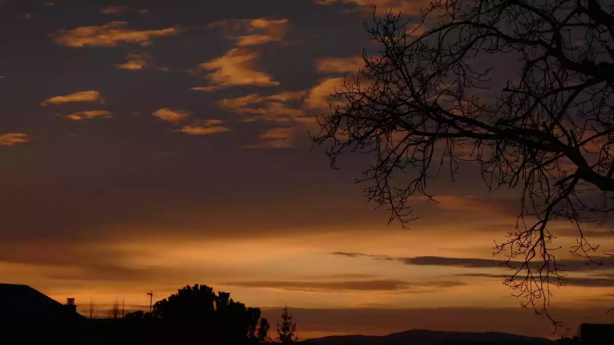 Imatge d'una posta de sol rogenca a Casserres, al Berguedà