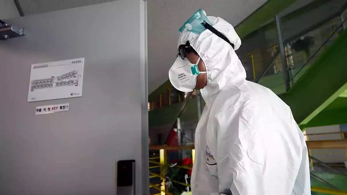 Persona equipat amb mascareta i equip contra el contagi del coronavirus