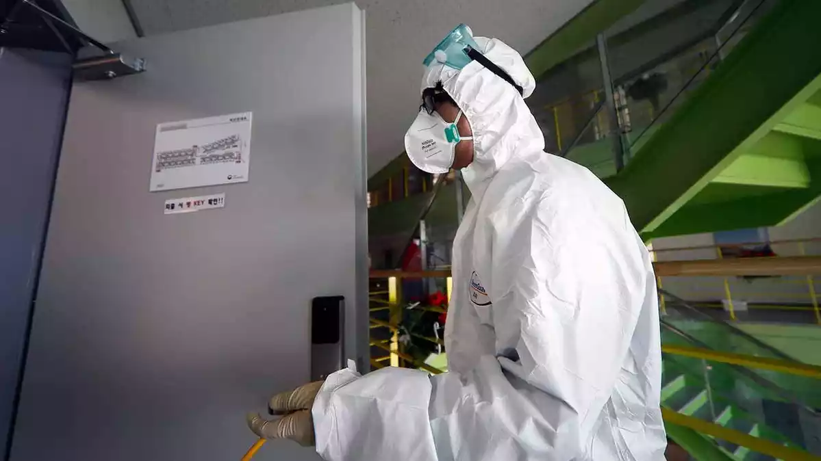 Persona equipat amb mascareta i equip contra el contagi del coronavirus