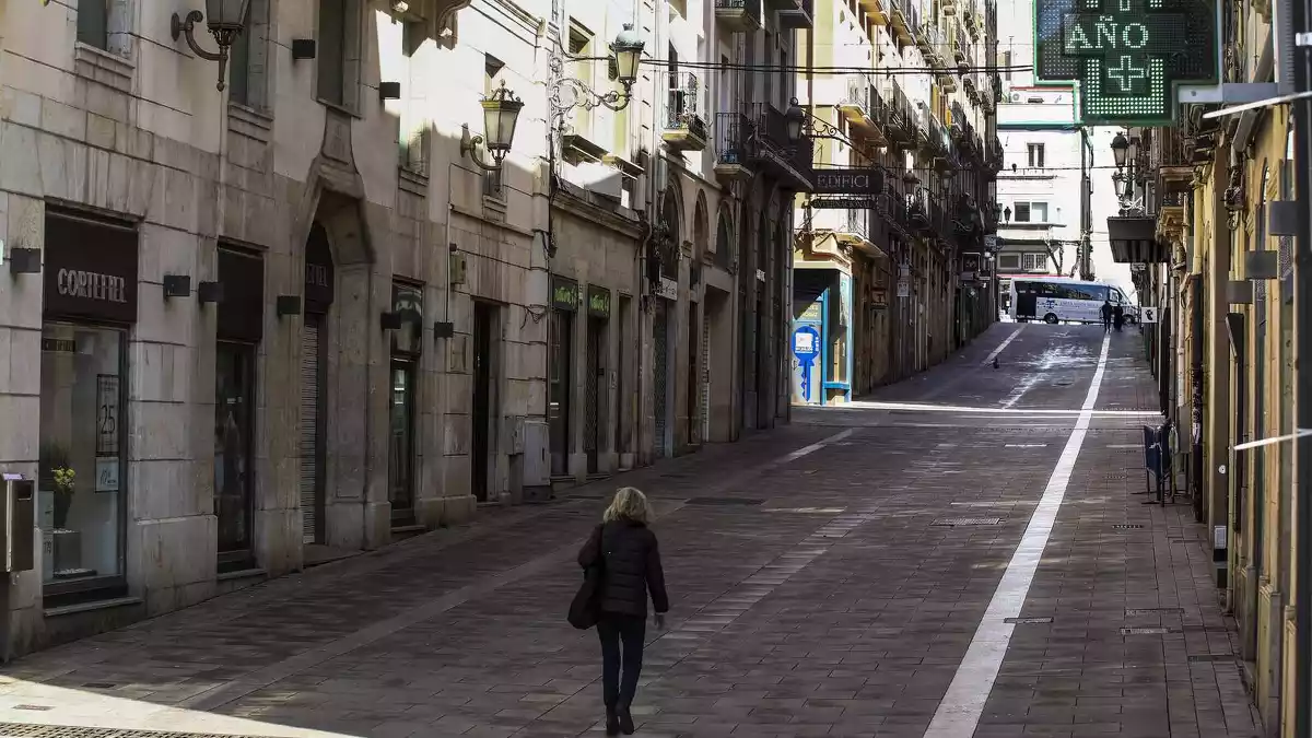 Un carrer de Tarragona buit pel confinament el coronavirus